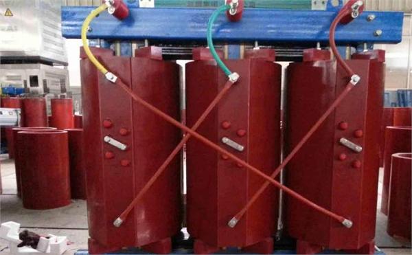 
	干式變壓器分類明確，應(yīng)用領(lǐng)域明晰


	


	 


	


	干式變壓器指鐵芯和繞組不浸漬在絕緣油中的變壓器，其通過空氣對流等實現(xiàn)冷卻，具有難燃、阻燃、防火、防爆且環(huán)保等特點，使用安全可靠、安裝維護簡單方便，可以深入負荷中心，廣泛應(yīng)用于高層建筑、地鐵、火車站、機場、醫(yī)院、石油化工企業(yè)及礦井內(nèi)部等場合。


	


	根據(jù)其結(jié)構(gòu)的不同，干式變壓器可以分為開啟式、封閉式和澆注式