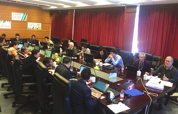 　　【中國儀表網(wǎng) 儀表會議】為加強(qiáng)對國際先進(jìn)標(biāo)準(zhǔn)的跟蹤與研究，實(shí)質(zhì)性參與國際標(biāo)準(zhǔn)的制定，全國電工儀器儀表標(biāo)準(zhǔn)化技術(shù)委員會于3月28日至3月29日在上海召開“IEC62052、IEC62053”系列國際標(biāo)準(zhǔn)研討會，針對此系列國際標(biāo)準(zhǔn)草案進(jìn)行深入研討，以提出有價(jià)值的中國意見，提高我國參與國際化活動(dòng)的話語權(quán)。  圖為研討會現(xiàn)場 　　受委員會的邀請，江蘇計(jì)量院產(chǎn)品所總工邵羽達(dá)赴上海參會，在兩天的會議中，積極參與會議討論，重點(diǎn)在電氣安全部分的內(nèi)容提出了相關(guān)的修訂