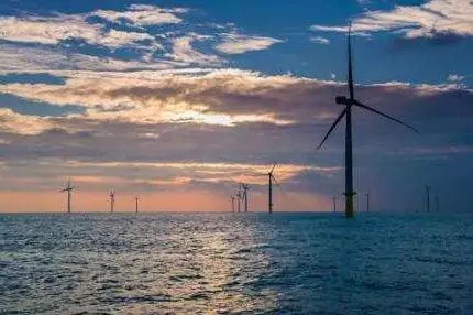  　　2017年，歐洲海上風(fēng)電新增并網(wǎng)裝機容量3148MW，超過了上一年水平的2倍，累計裝機達到15780MW。包括實現(xiàn)部分并網(wǎng)的項目在內(nèi)，歐洲目前共建造了92 座海上風(fēng)電場，分布在11個國家，有4149臺海上風(fēng)電機組并入電網(wǎng)