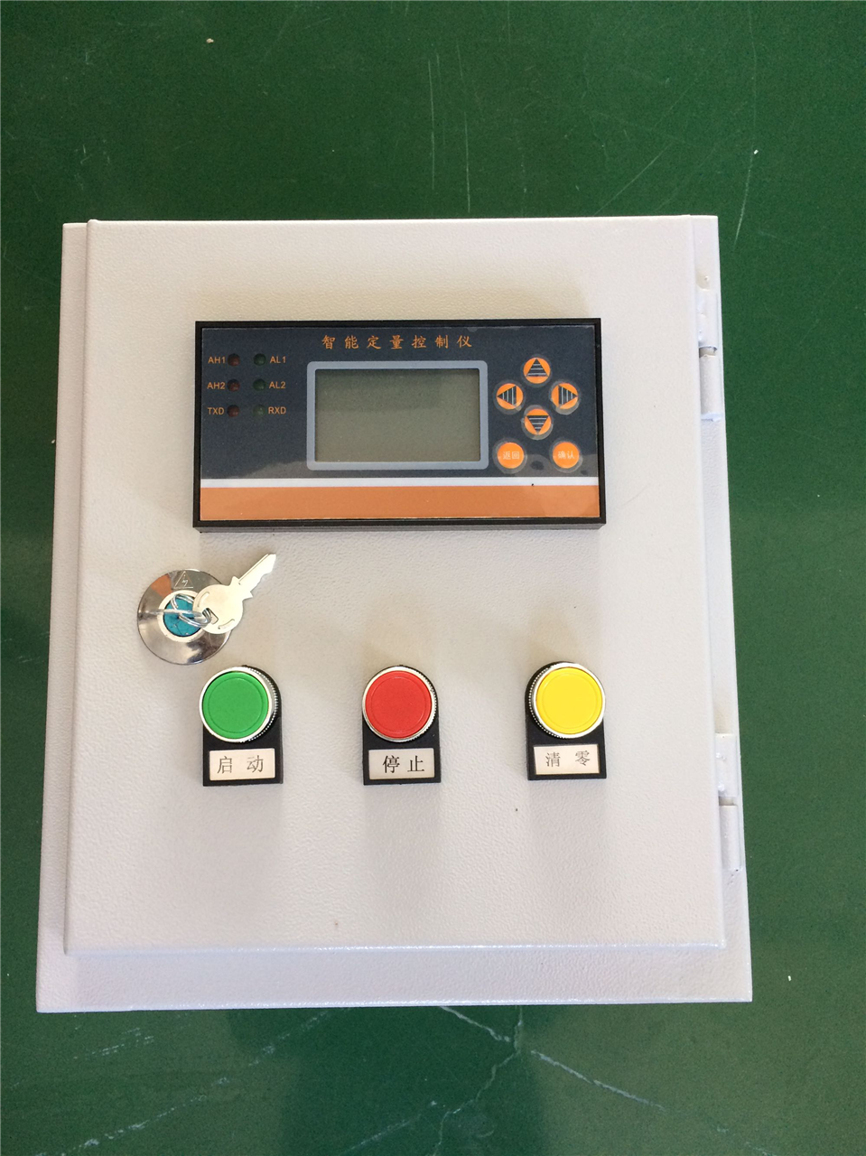 　　【中國儀表網(wǎng) 價(jià)格行情】智能定量控制儀是采用先進(jìn)的單片微機(jī)技術(shù)開發(fā)出的新型流量測量控制儀表，具有體積小、重量輕、操作簡單、顯示讀數(shù)直觀，清晰、可靠性高等優(yōu)點(diǎn)。 　　智能定量控制儀是通過接受來自電磁流量計(jì)、渦街流量計(jì)、渦輪流量計(jì)等流量計(jì)的電流信號來進(jìn)行積算、控制