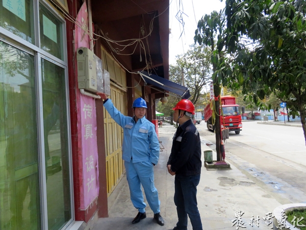 


　　農(nóng)村電氣化網(wǎng)訊：遵義務川供電局智能電表全覆蓋工程，淘汰型電能表工程進展迅速，截止4月16日完成總工程量的40%，計劃在6月底全面完成淘汰型電能表安裝并投入運行。

　　據(jù)了解，務川供電局2018年智能電表全覆蓋工程需安裝電表97569只（其中：淘汰型電能表58193只，中心村費控電表16854只，營銷技改項目22522只）