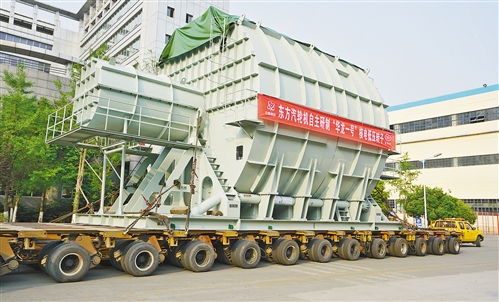 
			              成都4月19日電 “華龍一號(hào)”福清5號(hào)機(jī)組兩根低壓轉(zhuǎn)子19日在東方電氣集團(tuán)東方汽輪機(jī)有限公司重型二分廠完工啟運(yùn)，標(biāo)志著“華龍一號(hào)”首臺(tái)常規(guī)島汽輪機(jī)主機(jī)設(shè)備研制完成。

負(fù)責(zé)福清核電常規(guī)島汽輪機(jī)主機(jī)研發(fā)的東汽突破業(yè)內(nèi)最長(zhǎng)等級(jí)葉片研制、世界最重最大的焊接核電轉(zhuǎn)子的設(shè)計(jì)制造、超重型低壓缸橫向支撐等多個(gè)世界級(jí)研發(fā)難題，實(shí)現(xiàn)了世界在制最大尺寸和重量的核電汽輪機(jī)轉(zhuǎn)子、世界在制最大核電汽輪機(jī)汽缸等多項(xiàng)成就