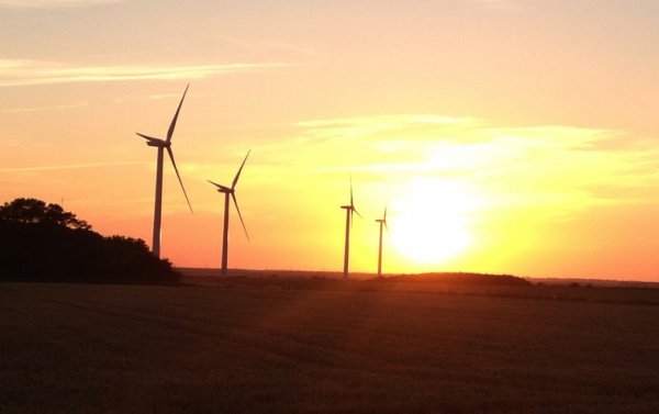                                         
	　　歐洲風(fēng)能協(xié)會(huì)WindEurope的一份報(bào)告顯示，2017年歐洲風(fēng)電總投資達(dá)512億歐元，同比增長(zhǎng)9%，今年有望繼續(xù)增加。

	

	　　WindEurope認(rèn)為，到2020年市場(chǎng)投資前景將保持強(qiáng)勁