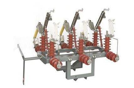 　　【中國儀表網 儀表市場】氣體絕緣金屬封閉開關設備(GIS)是利用具有優(yōu)異絕緣性能的SF6氣體作為絕緣和滅弧介質的各種電器元件，如斷路 、隔離開關、接地開關、CT、PT、避雷器、母線、套管、電纜頭等，采用積木式結構組合在一起，并全部封閉在密封的金屬外殼內的組合式變電站。 　　從目前在運的實踐中反映了，GIS具有安全可靠、配置靈活、環(huán)境適應能力強、檢修周期長、安裝方便的特點，不僅在高壓、超高壓領域被廣泛應用，而且在特高壓領域變電站也被使用