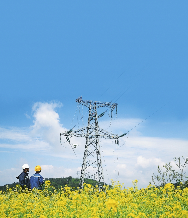 
　　貴州電網(wǎng)公司使用無人機進行線路巡視。　陳海 攝

　　近日，《南方電網(wǎng)公司2017年輸電線路專業(yè)總結(jié)報告》的數(shù)據(jù)顯示：貴州電網(wǎng)公司220千伏輸電線路跳閘率僅次于廣州供電局，500千伏輸電線路則全網(wǎng)排名第三，兩項排名均達到了貴州電網(wǎng)公司初定的目標(biāo)，實現(xiàn)了最好成績，這是對貴州電網(wǎng)主網(wǎng)集中運維7年來所做工作的認可
