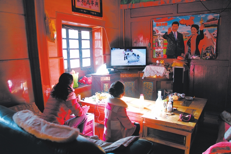 
　　云南省迪慶州德欽縣雨崩村通電后的藏族民居?！≈苤就?攝（資料圖片）

　　“不放松、不停頓、不懈怠，提高脫貧質(zhì)量，聚焦深貧地區(qū)，扎扎實實把脫貧攻堅戰(zhàn)推向前進