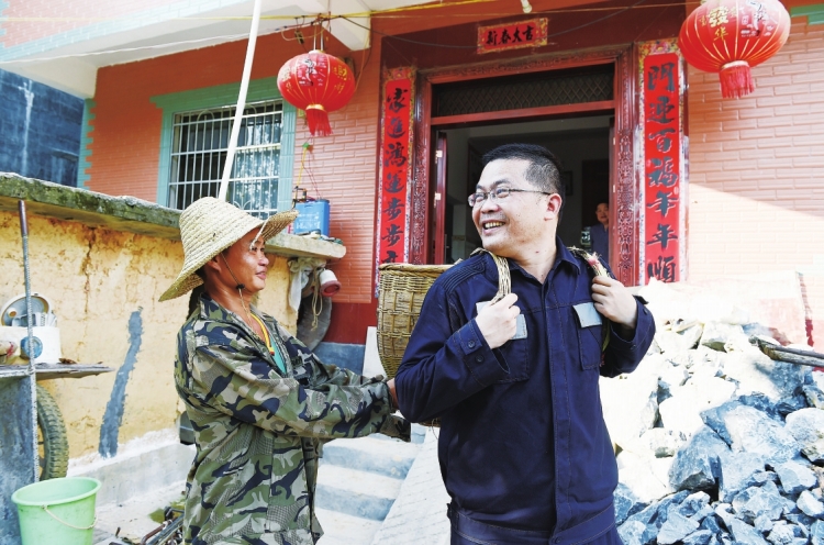 
　　駐村書記周晨與廣西壯族自治區(qū)東蘭縣坡索村的村民親如一家?！●频?攝

　　廣東省揭陽市揭西縣井美村：行業(yè)產(chǎn)業(yè)多策并施

　　井美村是南方電網(wǎng)公司總部駐廣東唯一對口扶貧點，公司駐村扶貧干部通過“送政策、送溫暖、送服務(wù)”，從貧困村、貧困戶實際出發(fā)，因村因戶制宜，制訂切實可行的幫扶措施