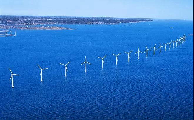  　　日前，廣東省政府在中山市召開(kāi)的廣東省推進(jìn)海上風(fēng)電建設(shè)工作現(xiàn)場(chǎng)會(huì)披露，《廣東省海上風(fēng)電發(fā)展規(guī)劃（2017—2030年）（修編）》已獲得國(guó)家能源局正式批復(fù)同意。


 
　　按照該《規(guī)劃》，到2020年底，廣東省將開(kāi)工建設(shè)海上風(fēng)電1200萬(wàn)千瓦以上，其中建成投產(chǎn)200萬(wàn)千瓦以上；到2030年底前建成海上風(fēng)電約3000萬(wàn)千瓦