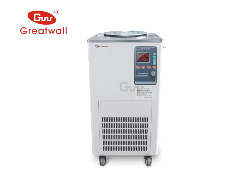 　　【中國儀表網 價格行情】科學的進步與實驗手段的發(fā)展是緊密地結合在一起的，科學實驗需要依靠實驗技術裝備，而先進的實驗技術裝備是現(xiàn)代科學技術和生產發(fā)展的一個特點。在實驗過程中，溫度是十分重要的影響因素，能實現(xiàn)高控溫精度的低溫(恒溫)攪拌反應浴是科學實驗中必不可少的設備