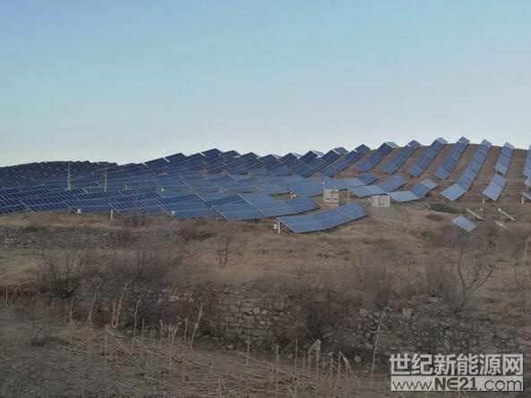  4月13日，河北省首批“光伏+取暖”示范項(xiàng)目落成儀式在保定市舉行。儀式現(xiàn)場(chǎng)，英利集團(tuán)發(fā)布了我國(guó)首個(gè)“光伏+取暖”系統(tǒng)品牌——因能