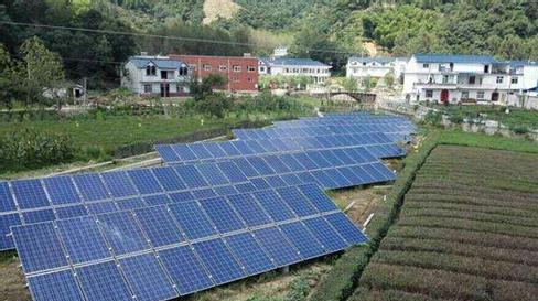 4月中旬，草長鶯飛，春和景明，海門大地一派生機勃勃景象。在余東鎮(zhèn)鄉(xiāng)下走一走，不時能看到一排排太陽能光伏發(fā)電板被整齊地安置在農(nóng)戶屋頂上