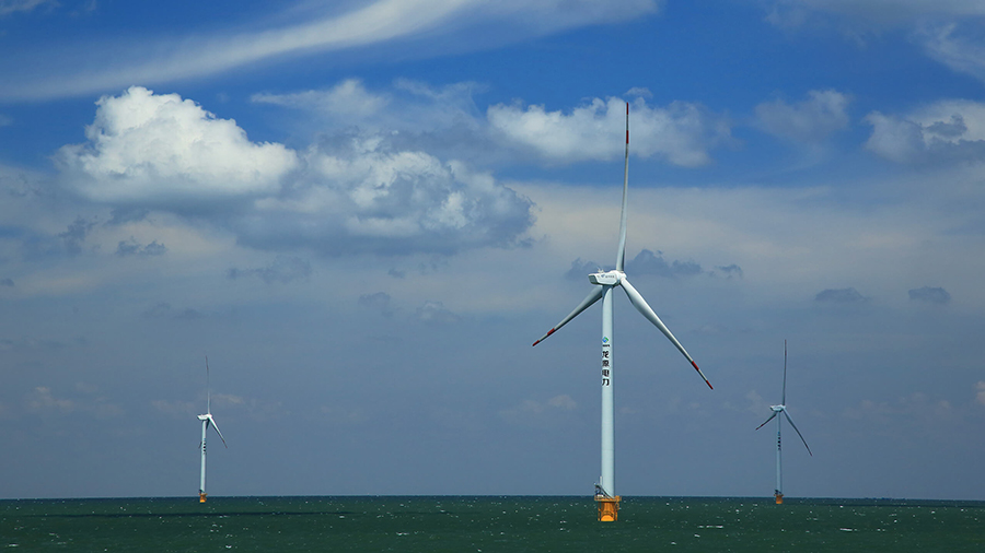                        記者從日前省政府在中山市召開(kāi)的全省推進(jìn)海上風(fēng)電建設(shè)工作現(xiàn)場(chǎng)會(huì)上獲悉，《廣東省海上風(fēng)電發(fā)展規(guī)劃（2017—2030年）（修編）》已獲得國(guó)家能源局正式批復(fù)同意。按照《廣東省海上風(fēng)電發(fā)展規(guī)劃（2017—2030年）（修編）》，到2020年底前我省要開(kāi)工建設(shè)海上風(fēng)電裝機(jī)容量1200萬(wàn)千瓦以上，其中建成投產(chǎn)200萬(wàn)千瓦以上；到2030年底前建成約3000萬(wàn)千瓦