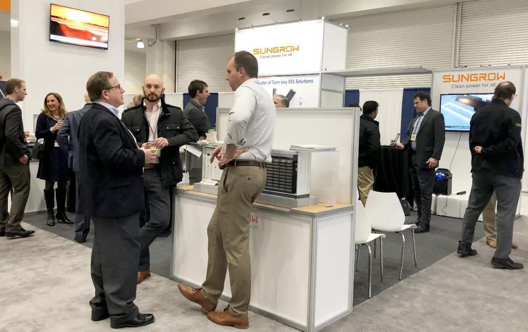 
	中國儲(chǔ)能網(wǎng)訊：什么樣的儲(chǔ)能系統(tǒng)解決方案備受青睞，短短兩天現(xiàn)場簽約就超50MWh？4月20日，從波士頓傳來喜訊，陽光電源在第28屆美國儲(chǔ)能協(xié)會(huì)年度儲(chǔ)能峰會(huì)暨展覽會(huì)現(xiàn)場簽約20余套大型儲(chǔ)能系統(tǒng)，項(xiàng)目總?cè)萘砍?0MWh，引起不小轟動(dòng)。


	





	據(jù)了解，北美工商業(yè)市場存在一定的用電峰谷電價(jià)差，加重了用戶的用電成本