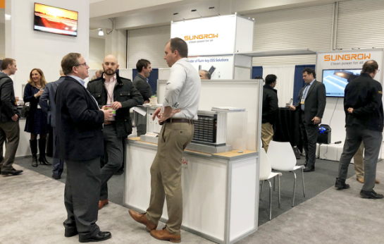 
	中國儲(chǔ)能網(wǎng)訊：近日，從第28屆美國儲(chǔ)能協(xié)會(huì)年度儲(chǔ)能峰會(huì)暨展覽會(huì)波士頓會(huì)場傳來喜訊，憑借全球領(lǐng)先的技術(shù)實(shí)力與優(yōu)質(zhì)服務(wù)，陽光電源成功簽約容量超50MWh的項(xiàng)目，再次彰顯了陽光電源在北美市場的認(rèn)可度。  


	




	眾所周知，北美是全球重要的儲(chǔ)能市場，競爭激烈，陽光電源何以“突出重圍”，備受客戶青睞？現(xiàn)場一位簽約客戶表示：“之所以選擇陽光電源，不僅是因?yàn)槠淦放朴绊懥?，更重要的是陽光電源擁有?yōu)秀的系統(tǒng)集成能力，可以提供安全可靠的一站式解決方案與服務(wù)，后期運(yùn)維經(jīng)濟(jì)便捷