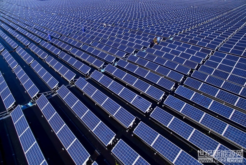  光伏扶貧項(xiàng)目是近年來我國(guó)各省都在重點(diǎn)推進(jìn)的扶貧項(xiàng)目之一，據(jù)了解福建省大力實(shí)施光伏扶貧工程，2萬多貧困戶有了陽光收益，其中14戶貧困戶共領(lǐng)到合計(jì)9.39萬元的收益，下面跟小編一起來了解吧。

　　

福建省大力實(shí)施光伏扶貧工程 2萬多貧困戶有了陽光收益

“有了這筆7480元的光伏發(fā)電收入，可以過個(gè)好年啦!”上周，在大田縣吳山鎮(zhèn)光伏扶貧產(chǎn)業(yè)園舉行的光伏扶貧首發(fā)式上，梓溪村貧困戶林純聽領(lǐng)到首筆光伏項(xiàng)目收益款