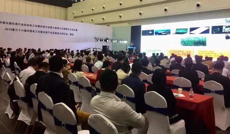 　　【中國儀表網(wǎng) 儀表會議】4月22日，“中國儀器儀表行業(yè)協(xié)會電工儀器儀表分會第六屆第三次理事擴大會議暨2018第三十六屆中國電工儀器儀表產(chǎn)業(yè)發(fā)展技術(shù)研討會、展會”在河南鄭州舉行。  　　在上午的技術(shù)研討環(huán)節(jié)中，來自深圳市欣瑞利科技有限公司、榮湃半導體(上海)有限公司、陜西生益科技有限公司、上海格州電子股份有限公司、中國電力科學研究院、遼寧博艾格電子科技有限公司、惠州億緯鋰能股份有限公司、國網(wǎng)江蘇省電力公司電力科學研究院的專家進行了演講，內(nèi)容涉及智能儀表方案、充