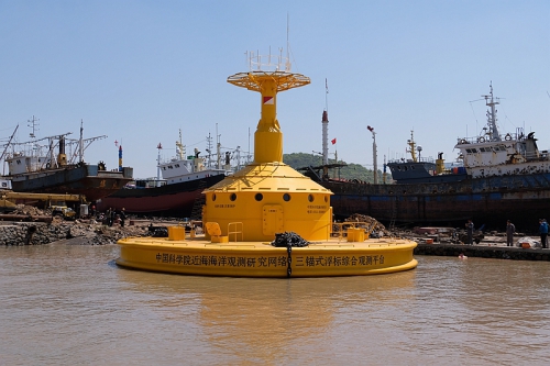 　　【中國儀表網(wǎng) 儀表研發(fā)】4月17日，中國科學院近海海洋觀測研究網(wǎng)絡(luò)三錨式浮標綜合觀測平臺完成標體建造和舾裝工作，順利下水，為實現(xiàn)具備近海剖面觀測和智能觀測能力的浮標觀測系統(tǒng)邁出堅實一步。中科院海洋研究所公共技術(shù)中心及浮標建造單位相關(guān)人員參加下水儀式
