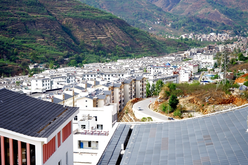 　　近日，隨著恢復(fù)重建收尾工作圓滿結(jié)束，云南魯?shù)榈卣馂?zāi)后電網(wǎng)建設(shè)已全面完工，災(zāi)區(qū)基本生產(chǎn)生活用電全面恢復(fù)并超過災(zāi)前水平。南方電網(wǎng)云南公司在三年來的恢復(fù)重建中，累計投入電網(wǎng)搶修資金逾2052萬元，恢復(fù)重建規(guī)劃總投資達3.23億元，重建項目能滿足魯?shù)閰^(qū)域經(jīng)濟未來5至10年發(fā)展的電力需求