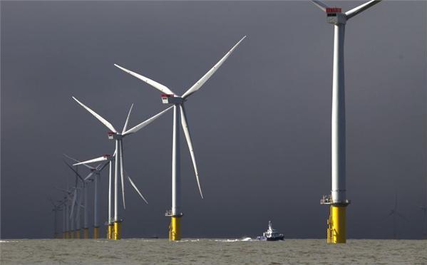 　　在一個多世紀(jì)以來，煤炭一直是世界上最大的經(jīng)濟能源，但它的地位正逐漸被可再生能源所替代。

　　
　　圖：一艘船在倫敦附近的風(fēng)力渦輪機之間經(jīng)過