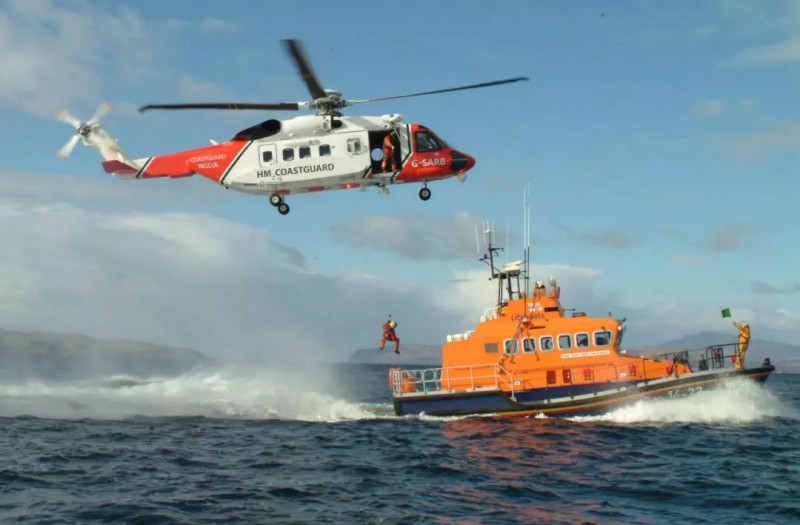  　　隨著海上風(fēng)電產(chǎn)業(yè)的快速發(fā)展，近海風(fēng)場資源越來越有限，開發(fā)遠海風(fēng)電已是大勢所趨。


 
　　目前在歐洲，海上風(fēng)電產(chǎn)業(yè)為直升機業(yè)務(wù)帶來新的發(fā)展機遇，海上風(fēng)場升壓站直升機起降平臺以及風(fēng)機人員提升和降落平臺已經(jīng)成為標(biāo)配