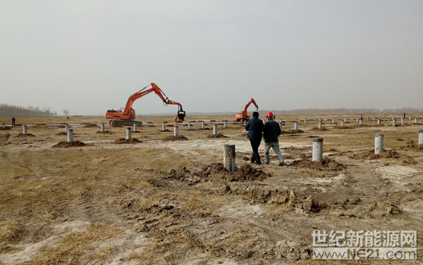  黑龍江安達市積極推進光伏產(chǎn)業(yè)規(guī)模發(fā)展，大力提升技術水平。截至目前，已建設完成并網(wǎng)發(fā)電光伏地面電站項目7個，總裝機容量120兆瓦，完成投資9.8億元；建設完成分布式光伏發(fā)電項目21個，總裝機容量23.1兆瓦，完成投資2.06億元