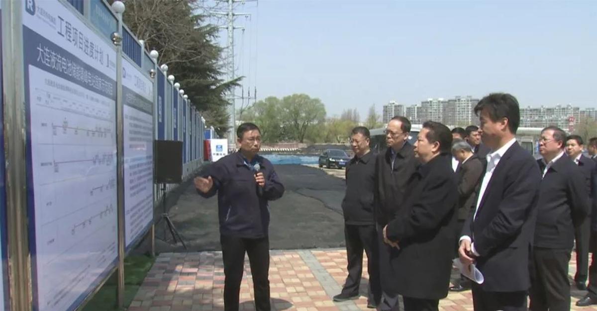 
	中國(guó)儲(chǔ)能網(wǎng)訊：4月17日上午，省委書記、省人大常委會(huì)主任陳求發(fā)來(lái)到熱電集團(tuán)國(guó)家示范項(xiàng)目大連液流電池儲(chǔ)能調(diào)峰電站的施工現(xiàn)場(chǎng)，開展實(shí)地考察調(diào)研。遼寧省委常委、大連市委書記譚作鈞，遼寧省委常委、省委秘書長(zhǎng)、省委辦公廳主任劉煥鑫，大連市委副書記、市政府黨組書記、市長(zhǎng)譚成旭，集團(tuán)公司黨委書記、董事長(zhǎng)邵陽(yáng)，黨委副書記、總經(jīng)理田魯煒，恒流公司總經(jīng)理梁立中，融科儲(chǔ)能董事長(zhǎng)劉延輝等陪同調(diào)研