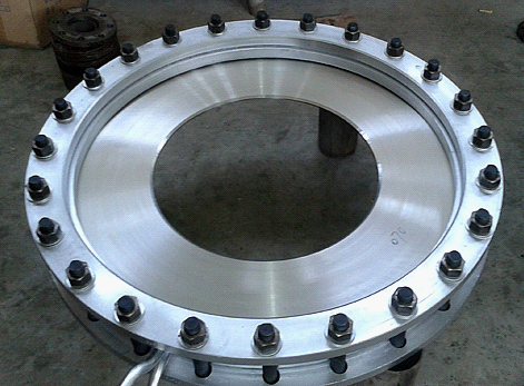 　　【中國儀表網(wǎng) 價格行情】孔板流量計作為一種差壓式流量計，是目前應用最廣泛的的流量計?？装辶髁坑嬍菍藴士装迮c多參數(shù)差壓變送器(或差壓變送器、溫度變送器及壓力變送器)配套組成的高量程比差壓流量裝置，可測量氣體、蒸汽、液體及的流量