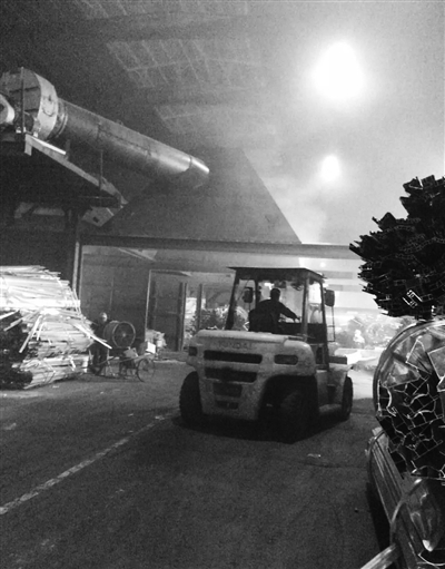  




　　這家企業(yè)熔鑄爐產(chǎn)生的煙塵大部分無組織排放。 許亞梅攝
　　廣東省佛山市環(huán)保局執(zhí)法人員近日將一份150萬元的罰單送到三水鳳鋁鋁業(yè)有限公司