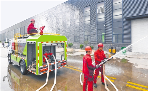  




　　河北景縣提供優(yōu)惠政策，鼓勵企業(yè)創(chuàng)新發(fā)展，大力助推傳統(tǒng)企業(yè)向綠色環(huán)保型企業(yè)轉(zhuǎn)型。該縣河北遠大專用汽車制造有限公司是轉(zhuǎn)型升級的典型企業(yè)，其自主研發(fā)生產(chǎn)清洗掃路車、壓縮式垃圾車、綠化噴灑車、抑塵車等30多個品種的環(huán)衛(wèi)車型，并設(shè)計研發(fā)出50多種環(huán)保配套設(shè)備，受到市場歡迎