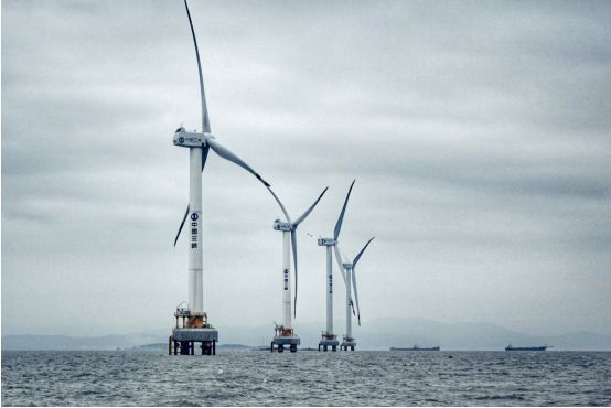                         興化灣海上試驗風(fēng)電場地處福建省福清市江陰半島東南側(cè)和牛頭尾西北側(cè)，是我國首個5兆瓦以上的大功率海上風(fēng)電樣機試驗風(fēng)場。 項目投資約14.7億元，總裝機容量約8萬千瓦，共布置14臺機位，目前已完成安裝11臺