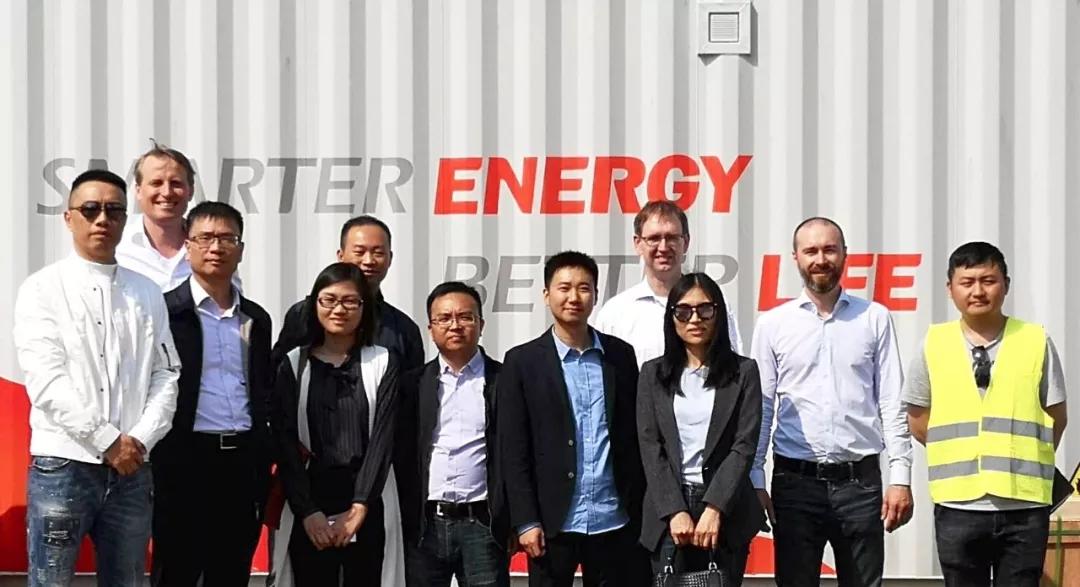 
	中國(guó)儲(chǔ)能網(wǎng)訊：項(xiàng)目追蹤 | 我們?cè)诘聡?guó)建設(shè)儲(chǔ)能電站


	


	4月，經(jīng)過(guò)德國(guó)萊比錫市郊的人，發(fā)現(xiàn)原來(lái)一望無(wú)邊的平原上雄峻地矗立著一個(gè)個(gè)集裝箱，這些集裝箱是南都電源德國(guó)一次調(diào)頻儲(chǔ)能PCR項(xiàng)目建起的儲(chǔ)能電站。該項(xiàng)目是南都電源進(jìn)入歐美主流電力輔助服務(wù)市場(chǎng)的標(biāo)桿性項(xiàng)目