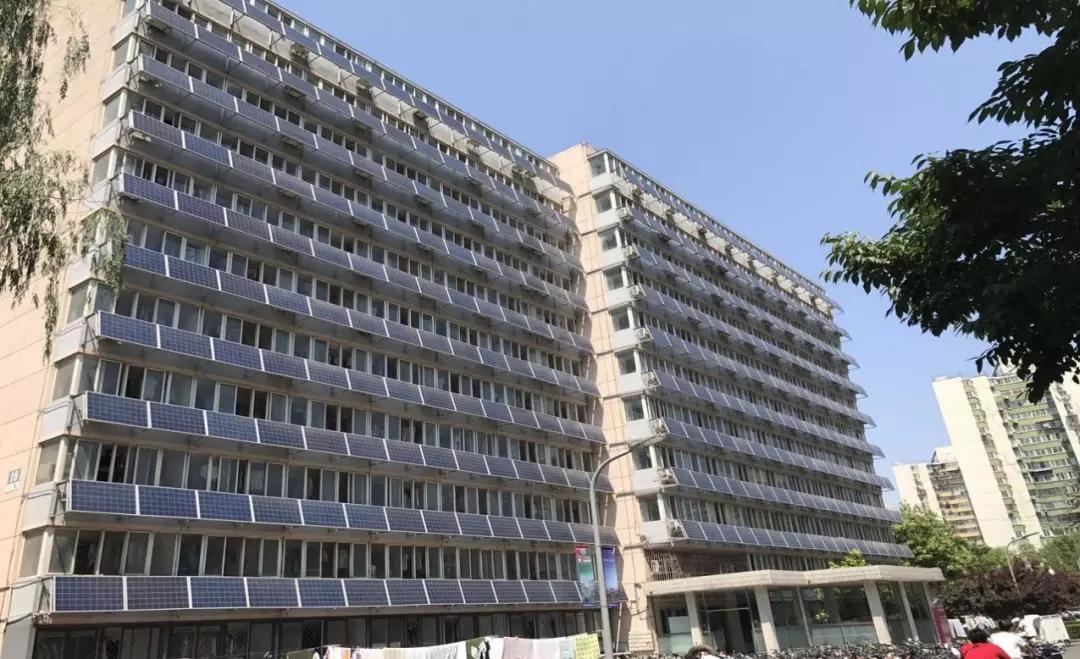 
	中國(guó)儲(chǔ)能網(wǎng)訊：從工商業(yè)到戶用，分布式光伏的應(yīng)用場(chǎng)景似乎大部分都與固定建筑物的屋頂相結(jié)合。如今，隨著技術(shù)的成熟與商業(yè)模式的不斷探索，分布式光伏的應(yīng)用正逐漸多樣化，北京交通大學(xué)新能源研究所的童亦斌副教授介紹了一個(gè)別具一格的案例——外墻分布式光伏及儲(chǔ)能應(yīng)用示范項(xiàng)目