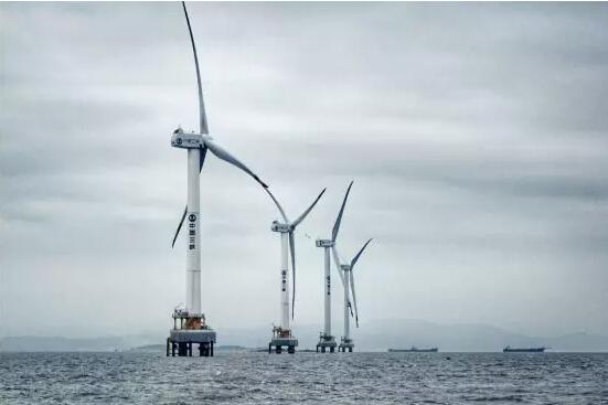 　　興化灣海上試驗(yàn)風(fēng)電場地處福建省福清市江陰半島東南側(cè)和牛頭尾西北側(cè)，是我國首個5兆瓦以上的大功率海上風(fēng)電樣機(jī)試驗(yàn)風(fēng)場。

　　
　　項(xiàng)目投資約14.7億元，總裝機(jī)容量約8萬千瓦，共布置14臺機(jī)位，目前已完成安裝11臺