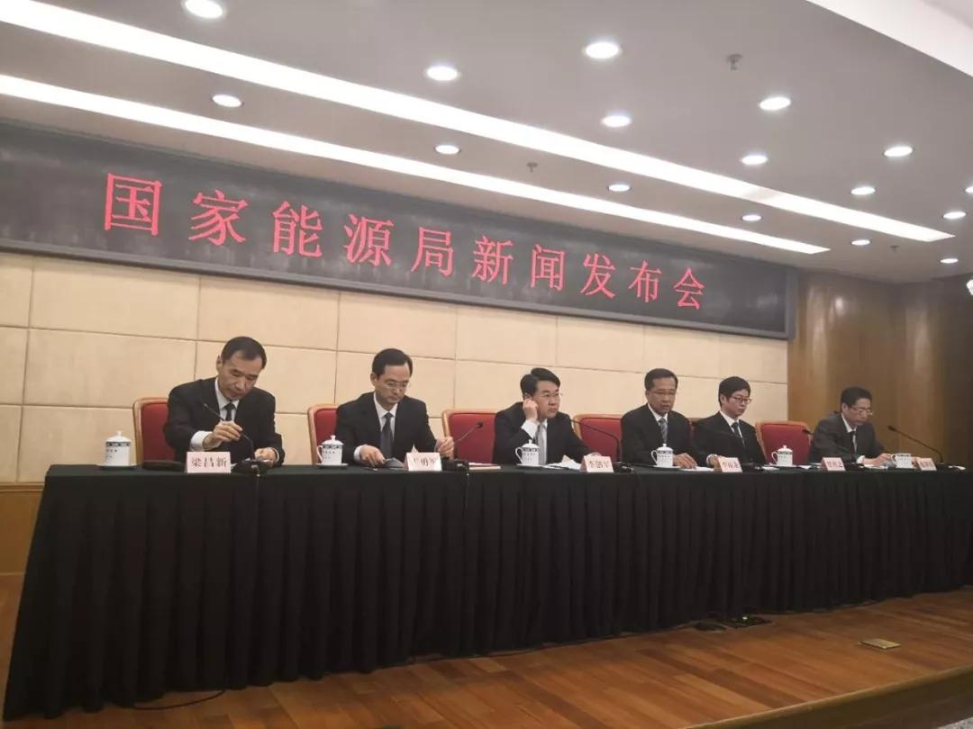 
	中國(guó)儲(chǔ)能網(wǎng)訊：4月24日上午，國(guó)家能源局舉行新聞發(fā)布會(huì)，對(duì)外發(fā)布2018年第一季度能源形勢(shì)、2018年第一季度可再生能源并網(wǎng)運(yùn)行情況、《光伏扶貧電站管理辦法》、《增量配電業(yè)務(wù)區(qū)域劃分實(shí)施辦法（試行）》解讀、以及截止到2017年底全國(guó)公告煤礦產(chǎn)能情況等內(nèi)容。


	 


	記者注意到，2018年第一季度棄水、棄風(fēng)、棄光率進(jìn)一步下降，風(fēng)電中東部和南部新增裝機(jī)占比超過(guò)50%，紅色預(yù)警的吉林和橙色的黑龍江棄風(fēng)棄風(fēng)率分別下降35.5個(gè)百分點(diǎn)、27.8個(gè)百分點(diǎn)，形勢(shì)好轉(zhuǎn)