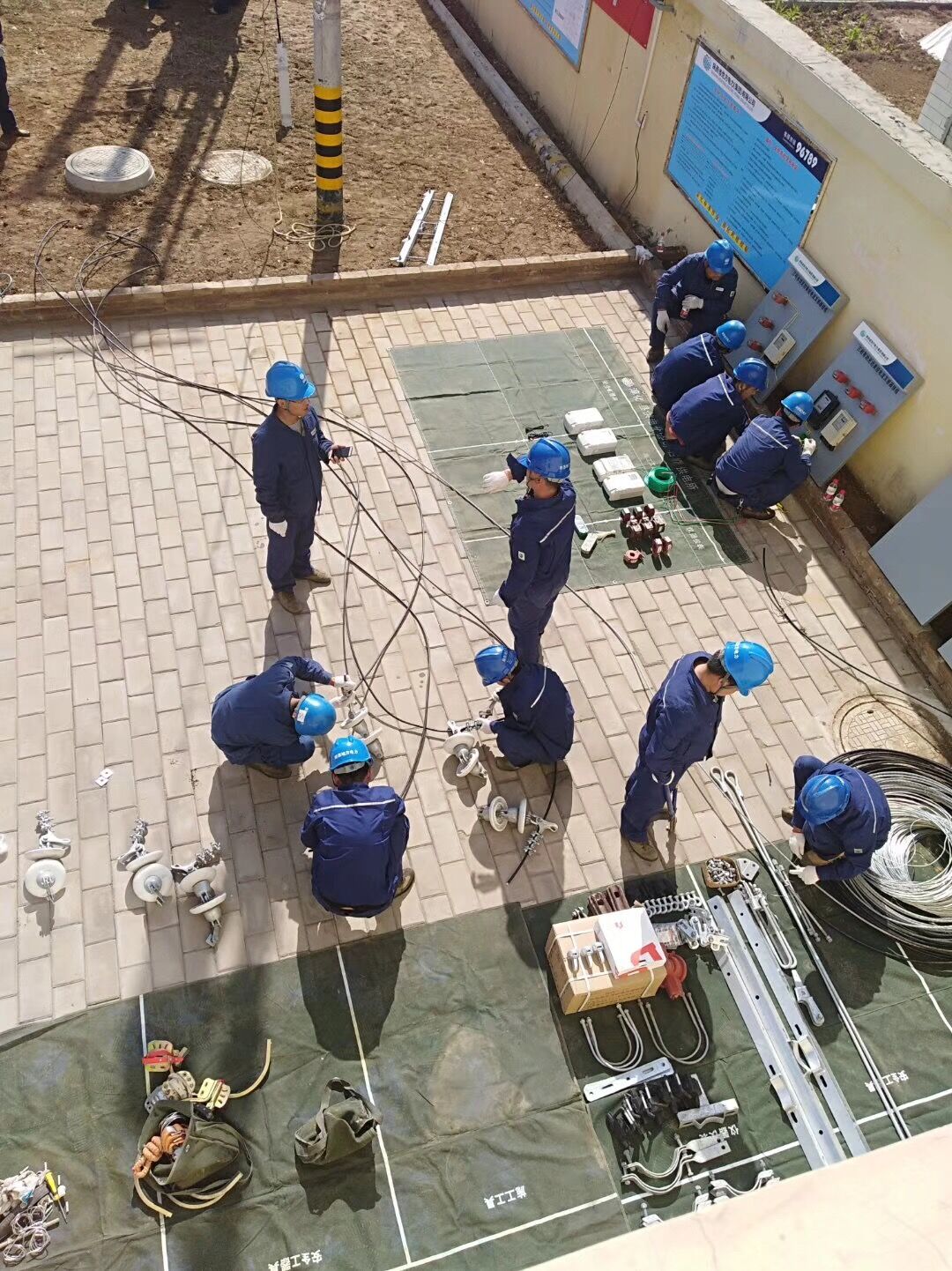 



　　農(nóng)村電氣化網(wǎng)訊：今年與往年技術(shù)比武相比，今年競(jìng)賽以青年職工為主體，要求40歲以下運(yùn)維人員全部參加，而且不管最終結(jié)果如何，每個(gè)人都能從中得到提高，還能借此培養(yǎng)員工的團(tuán)隊(duì)精神，達(dá)到以賽代練的目的。近日，淳化供電分公司在潤(rùn)鎮(zhèn)供電所配網(wǎng)培訓(xùn)實(shí)操場(chǎng)地列隊(duì)開展配電線路業(yè)務(wù)實(shí)操培訓(xùn)