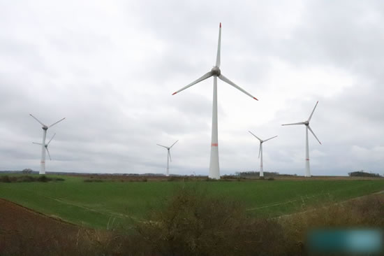                                         
	　　[編者按]

	　　2018年是改革開放40周年，風(fēng)電作為我國改革開放的重大成果之一，結(jié)合“一帶一路”倡議，未來網(wǎng)記者實(shí)地觀察風(fēng)電等新能源在海外發(fā)展情況，探訪歐洲多地項(xiàng)目建設(shè)，了解合作進(jìn)程，關(guān)注風(fēng)電行業(yè)人才培養(yǎng)與發(fā)展，敘述“綠水青山就是金山銀山”的生態(tài)理念。

	
	比利時ESPERANCE“希望風(fēng)電場”