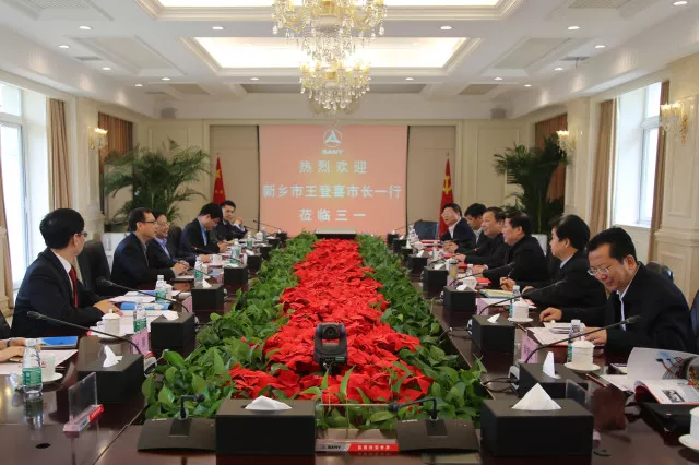                        4月20日，三一集團(tuán)與河南新鄉(xiāng)市人民政府在京簽署戰(zhàn)略合作協(xié)議。根據(jù)協(xié)議，雙方將在裝配式建筑工業(yè)化、綠建產(chǎn)業(yè)基地及風(fēng)電開發(fā)、風(fēng)電項(xiàng)目投資和裝備制造等領(lǐng)域展開深度合作，共同推動三一的裝配式建筑及風(fēng)電項(xiàng)目在新鄉(xiāng)投資落地