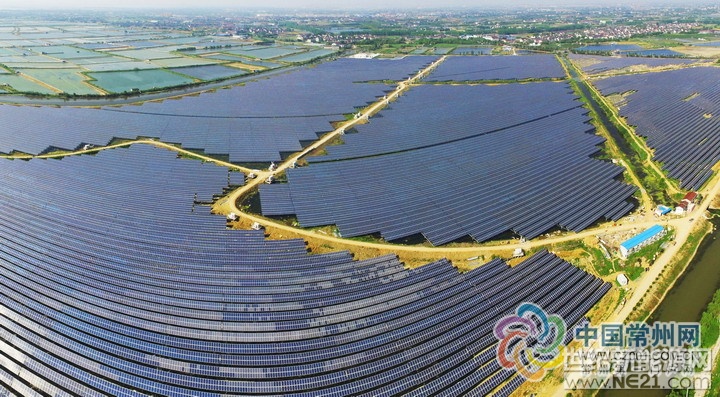 

常報(bào)全媒體訊 記者21日獲悉，常州九洲裕光新能源有限公司投資3.1億元建設(shè)的前黃二期40兆瓦魚塘水面光伏電站即將竣工，預(yù)計(jì)下月可并網(wǎng)發(fā)電。加上已經(jīng)并網(wǎng)發(fā)電的一期工程，總功率達(dá)70兆瓦，全年可發(fā)電7700萬度，可節(jié)約標(biāo)煤24000噸