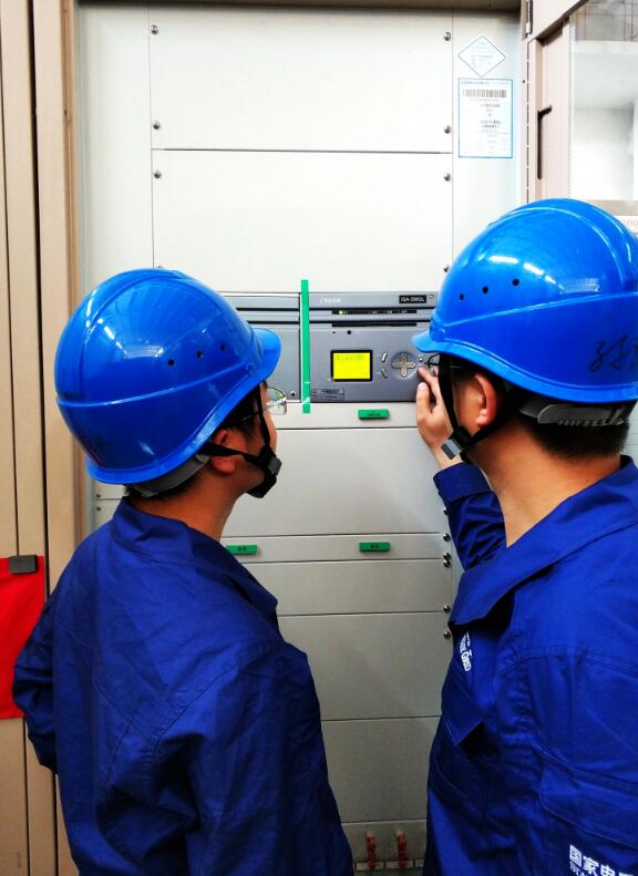 
　　4月23日，從四川宜賓供電公司獲悉：該公司與長(zhǎng)園深瑞公司合作的電力“快速解環(huán)裝置”項(xiàng)目正式向國(guó)家專利局申請(qǐng)專利。該設(shè)備系國(guó)內(nèi)首創(chuàng)，并首先在宜賓電網(wǎng)使用，預(yù)測(cè)年創(chuàng)造經(jīng)濟(jì)價(jià)值上百萬(wàn)元