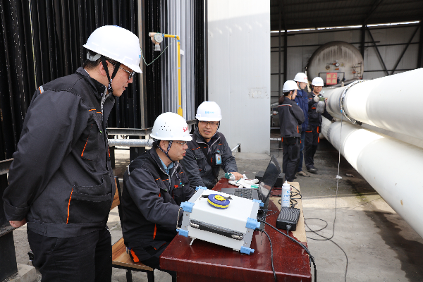 　　【中國儀表網(wǎng) 儀表下游】近日，由新疆特種設備檢驗研究院和上海鼎聲電子科技有限公司共同研發(fā)的新疆首臺超聲波儲氣瓶組自動掃描檢測機器人，完成了在線檢測并投入使用。  (圖片來自新疆維吾爾自治區(qū)質監(jiān)局) 　　上海鼎聲電子科技有限公司是以留學海歸人員為主體創(chuàng)辦的，國家重點扶持的高科技企業(yè)，致力于高科技監(jiān)控機車車輛入庫軌邊綜合檢測系統(tǒng)、運行故障圖像檢測系統(tǒng)等核心裝備技術達到世界領先水平，在國際競爭力測量電子產品的研發(fā)和銷售方面具有強大的研發(fā)實力