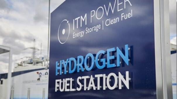 
			              能源存儲和清潔燃料公司ITM Power宣布，包括ITM Power，殼牌，豐田，本田和現(xiàn)代在內(nèi)的財(cái)團(tuán)已經(jīng)從運(yùn)輸部“DfT”獲得了880萬英鎊的資助，改善和擴(kuò)建加氫站的網(wǎng)絡(luò)，以支持在英國繼續(xù)推出氫燃料電池電動汽車(FCEV)。
在總計(jì)880萬英鎊的撥款中，ITM Power將從DfT獲得430萬英鎊，用于建設(shè)4座新的加氫站，并升級5座現(xiàn)有的加氫站，以增加支持更大型FCEV車隊(duì)的能力