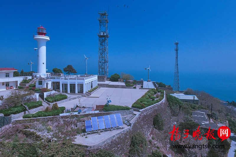 
	中國儲能網(wǎng)訊：為支撐能源結(jié)構(gòu)清潔化轉(zhuǎn)型和能源消費革命，國家重點研發(fā)計劃啟動實施“智能電網(wǎng)技術(shù)與裝備”重點專項，為提升分布式能源的充分消納和利用效率，設置了多能源互補的分布式供能與微網(wǎng)技術(shù)方向。作為該項技術(shù)的重要實踐，2016年年初，國網(wǎng)江蘇電力與連云港邊防支隊通力合作，在連云港的車牛山島規(guī)劃建設了“交直流混合”的海島智能微電網(wǎng)，2017年12月投入試運行，并于2018年4月25日通過驗收正式投運