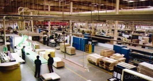 
	隨著一系列家具展的結(jié)束，我們看到了家具業(yè)許多知名的家具品牌推出了許多新品，滿足了消費(fèi)者的需求同時(shí)，也讓自身的銷售額得到提升。


	


	但在這些家具企業(yè)成功的背后，卻暗藏了家具制造業(yè)將面臨的重重危機(jī)，邊緣化問題、勞動(dòng)力不足，以及環(huán)保問題都是家具企業(yè)必須要邁過的鬼門關(guān)