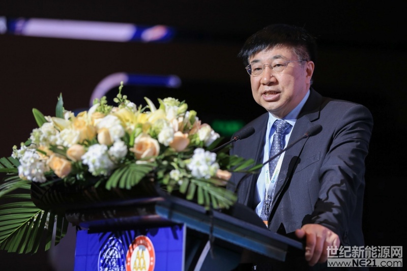 4月27日，第三屆世紀(jì)光伏大會在上海舉行，會議以“新能源 新未來”為主題，旨在研究萬億光伏產(chǎn)業(yè)后市場的挑戰(zhàn)與機(jī)遇。

本次論壇由由世紀(jì)新能源網(wǎng)、光伏品牌實驗室（PVBL）聯(lián)合主辦，近500余位嘉賓代表齊聚一堂，各抒己見，從不同的角度對中國光伏發(fā)展建言獻(xiàn)策，熱烈探討未來中國光伏發(fā)展之路
