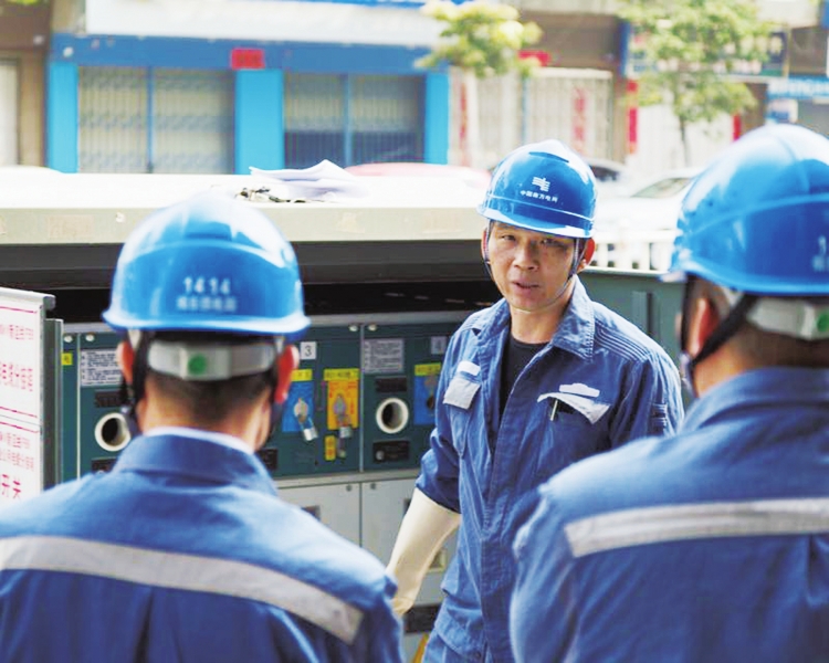 
　　徐城銳　　廣東電網(wǎng)公司揭陽揭東供電局曲溪供電所運(yùn)行維護(hù)班班長(zhǎng)

　　徐城銳1999年從某高射炮兵旅復(fù)員到供電所，不畏艱難困苦的軍旅本色不變，服務(wù)電網(wǎng)近20載。他二十年如一日，把日常的運(yùn)維班工作做得風(fēng)生水起