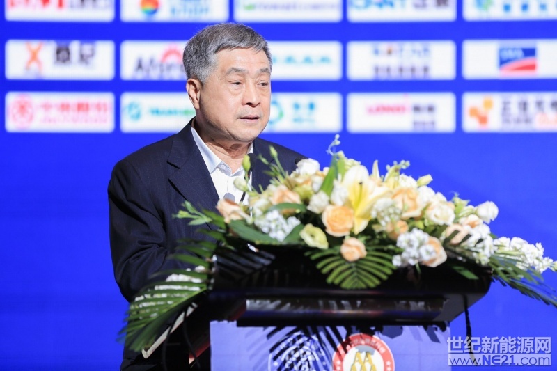 4月27日，第三屆世紀(jì)光伏大會在上海舉行，會議以“新能源 新未來”為主題，旨在研究萬億光伏產(chǎn)業(yè)后市場的挑戰(zhàn)與機(jī)遇。

本次論壇由由世紀(jì)新能源網(wǎng)、光伏品牌實驗室（PVBL）聯(lián)合主辦，近500余位嘉賓代表齊聚一堂，各抒己見，從不同的角度對中國光伏發(fā)展建言獻(xiàn)策，熱烈探討未來中國光伏發(fā)展之路