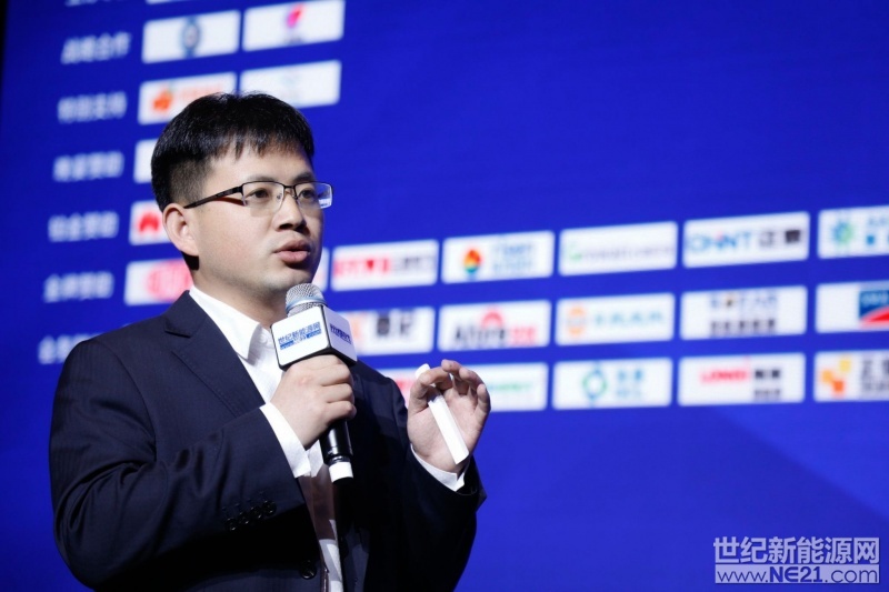 4月27日，第三屆世紀(jì)光伏大會(huì)在上海舉行，會(huì)議以“新能源 新未來(lái)”為主題，旨在研究萬(wàn)億光伏產(chǎn)業(yè)后市場(chǎng)的挑戰(zhàn)與機(jī)遇。

本次論壇由由世紀(jì)新能源網(wǎng)、光伏品牌實(shí)驗(yàn)室（PVBL）聯(lián)合主辦，近500余位嘉賓代表齊聚一堂，各抒己見(jiàn)，從不同的角度對(duì)中國(guó)光伏發(fā)展建言獻(xiàn)策，熱烈探討未來(lái)中國(guó)光伏發(fā)展之路