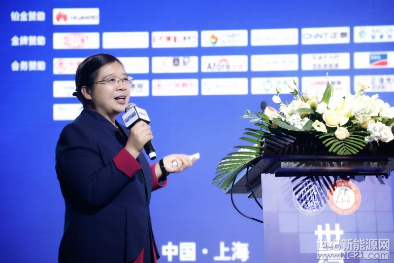 4月27日，第三屆世紀(jì)光伏大會(huì)在上海舉行，會(huì)議以“新能源 新未來(lái)”為主題，旨在研究萬(wàn)億光伏產(chǎn)業(yè)后市場(chǎng)的挑戰(zhàn)與機(jī)遇。

本次論壇由由世紀(jì)新能源網(wǎng)、光伏品牌實(shí)驗(yàn)室（PVBL）聯(lián)合主辦，近500余位嘉賓代表齊聚一堂，各抒己見(jiàn)，從不同的角度對(duì)中國(guó)光伏發(fā)展建言獻(xiàn)策，熱烈探討未來(lái)中國(guó)光伏發(fā)展之路