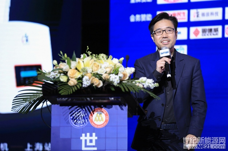 4月27日，第三屆世紀(jì)光伏大會(huì)在上海舉行，會(huì)議以“新能源 新未來(lái)”為主題，旨在研究萬(wàn)億光伏產(chǎn)業(yè)后市場(chǎng)的挑戰(zhàn)與機(jī)遇。

本次論壇由由世紀(jì)新能源網(wǎng)、光伏品牌實(shí)驗(yàn)室（PVBL）聯(lián)合主辦，近500余位嘉賓代表齊聚一堂，各抒己見(jiàn)，從不同的角度對(duì)中國(guó)光伏發(fā)展建言獻(xiàn)策，熱烈探討未來(lái)中國(guó)光伏發(fā)展之路