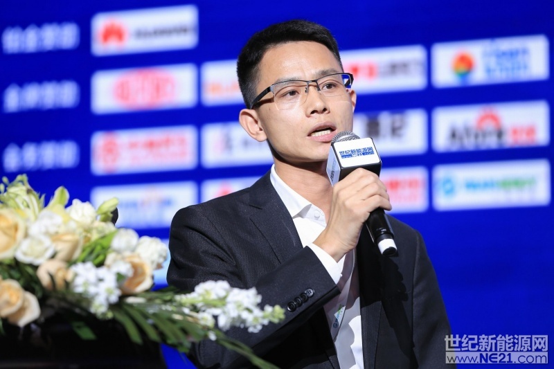 4月27日，第三屆世紀(jì)光伏大會(huì)在上海舉行，會(huì)議以“新能源 新未來(lái)”為主題，旨在研究萬(wàn)億光伏產(chǎn)業(yè)后市場(chǎng)的挑戰(zhàn)與機(jī)遇。

本次論壇由由世紀(jì)新能源網(wǎng)、光伏品牌實(shí)驗(yàn)室（PVBL）聯(lián)合主辦，近500余位嘉賓代表齊聚一堂，各抒己見(jiàn)，從不同的角度對(duì)中國(guó)光伏發(fā)展建言獻(xiàn)策，熱烈探討未來(lái)中國(guó)光伏發(fā)展之路